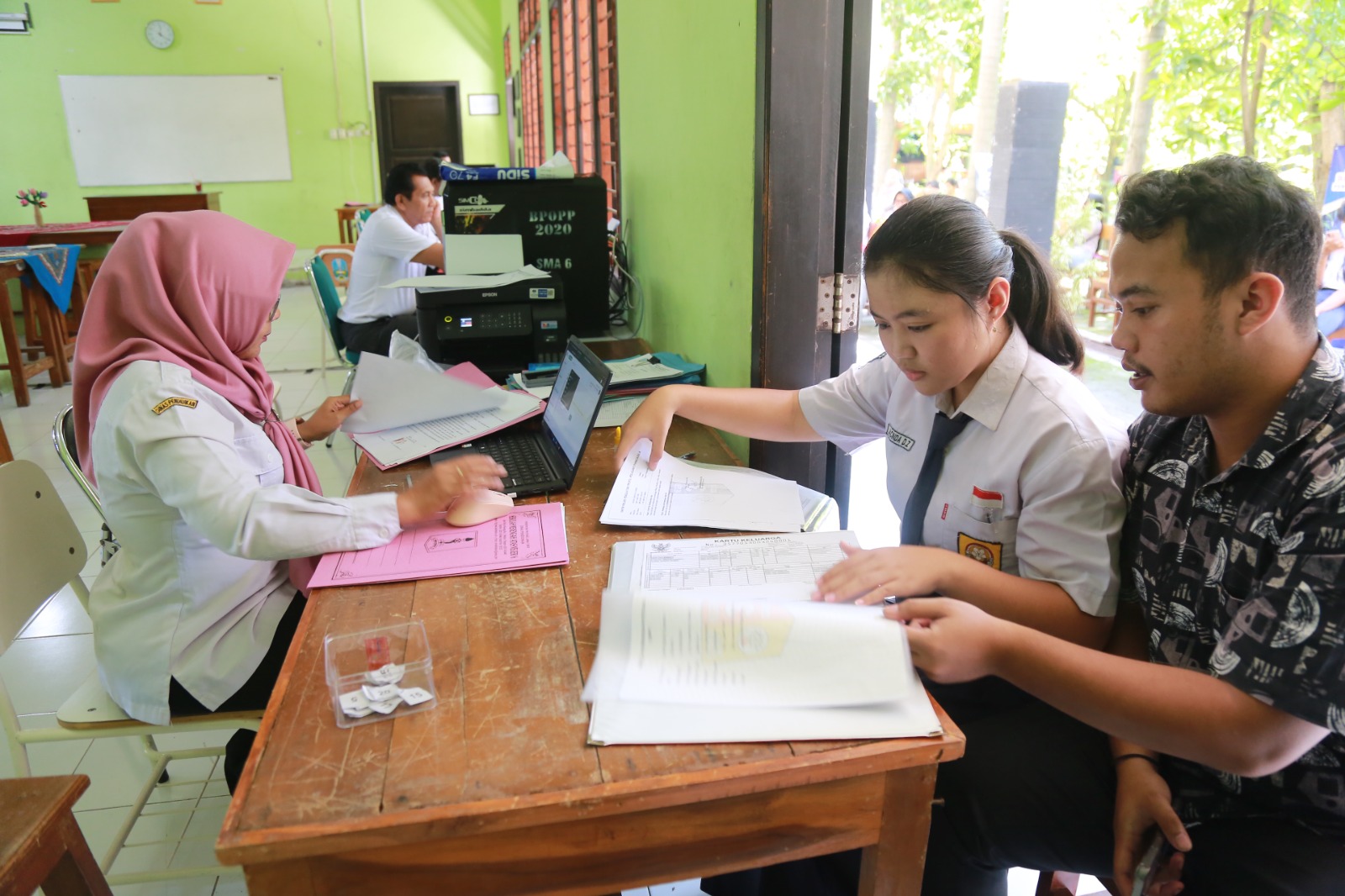 Calon peserta didik antre untuk pengambilan PIN SPMB di SMAN 6 Madiun, kemarin (4/6). FOTO: BAGAS BIMANTARA/RADAR MADIUN