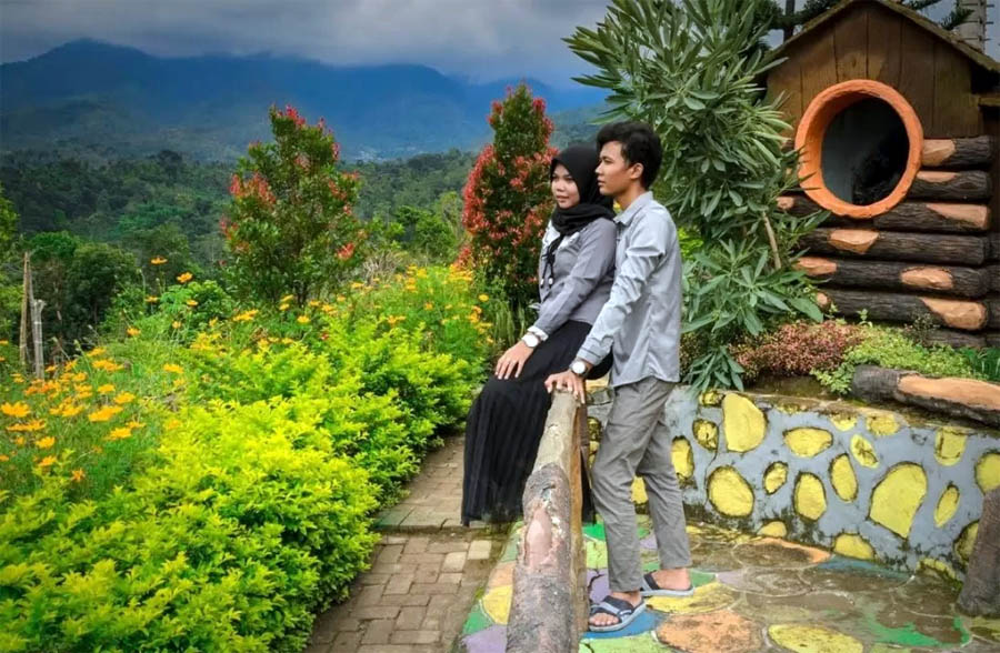Potret salah satu spot di Bukit Gandrung, wisata romantis di Kediri. Bisa jadi tempat yang direkomendasikan bagi pasangan yang ingin healing berdua.