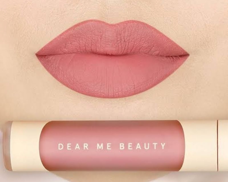 Ilustrasi rekomendasi lipstik Dear Me Beauty yang melembapkan bibir.