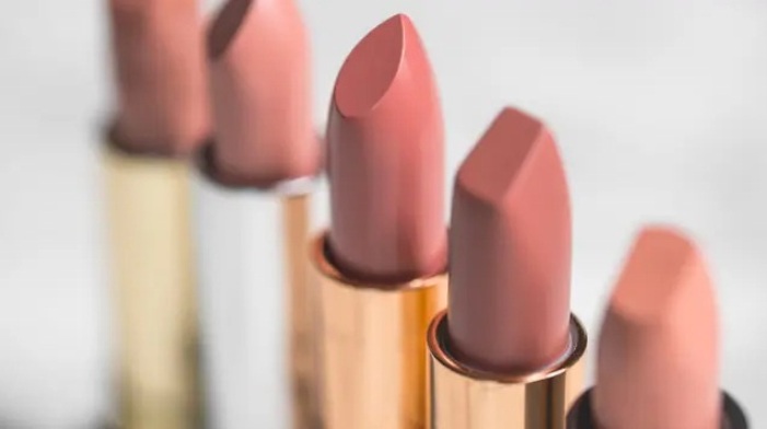 Ilustrasi memanfaatkan lipstik matte salah shade.