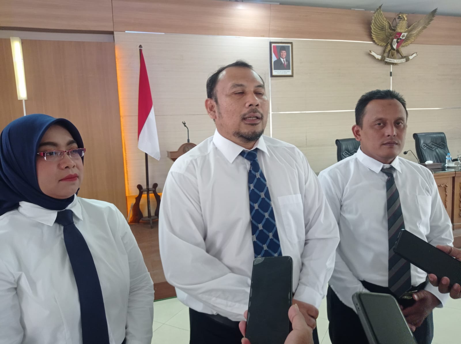 Para jajaran direksi Perumdam Tirta Dharma Purabaya masa bakti 2025&ndash;2030, kemarin (4/6). FOTO: LODITYA FERNANDES/RADAR MADIUN