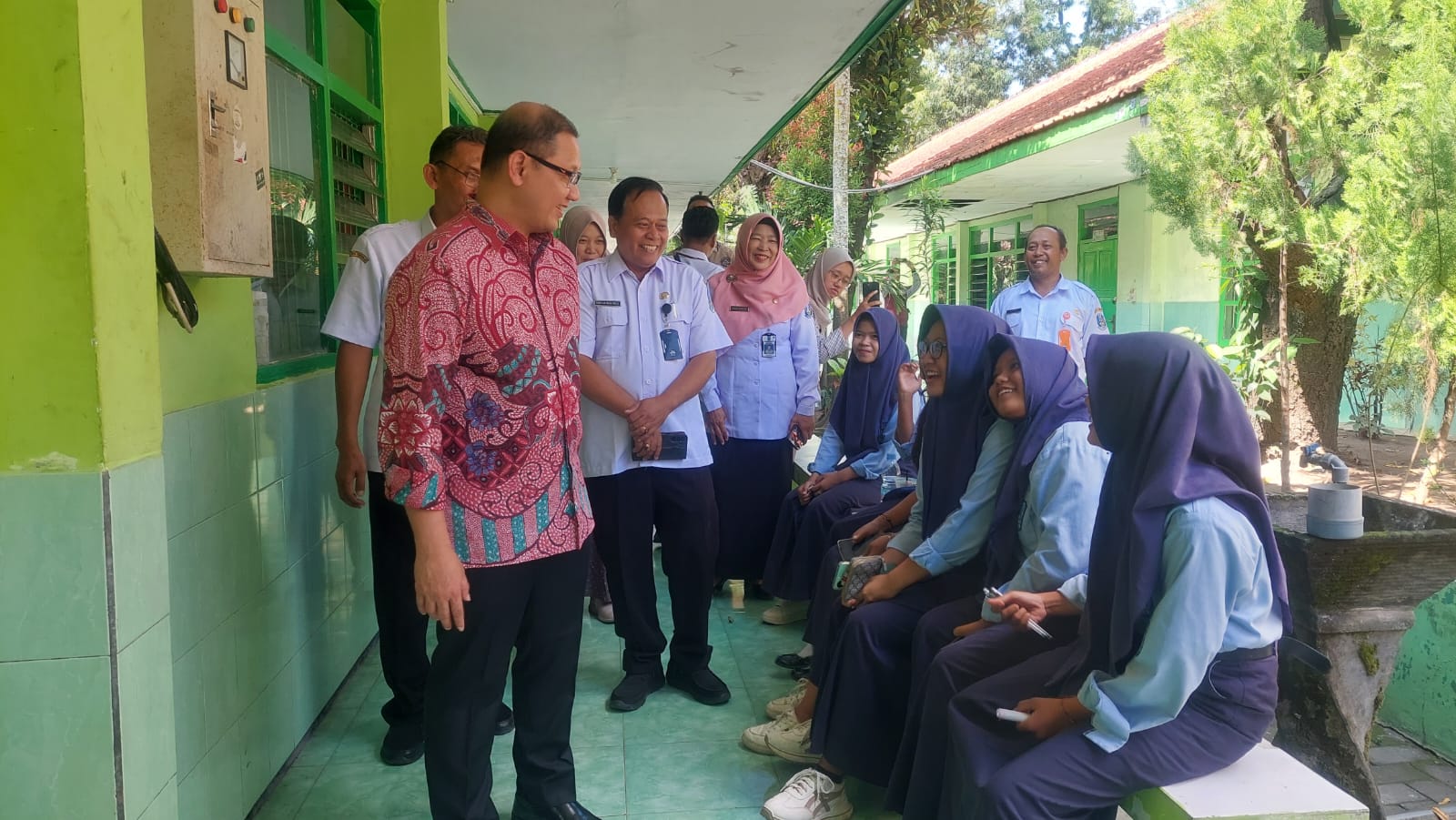Kepala Dinas Pendidikan Jawa Timur Aries Agung Paewai berbincang dengan siswa SMAN 2 Mejayan saat monitoring soal iuran komite sekolah, kemarin (4/6). FOTO: DIAN RAHAYU/RADAR MADIUN