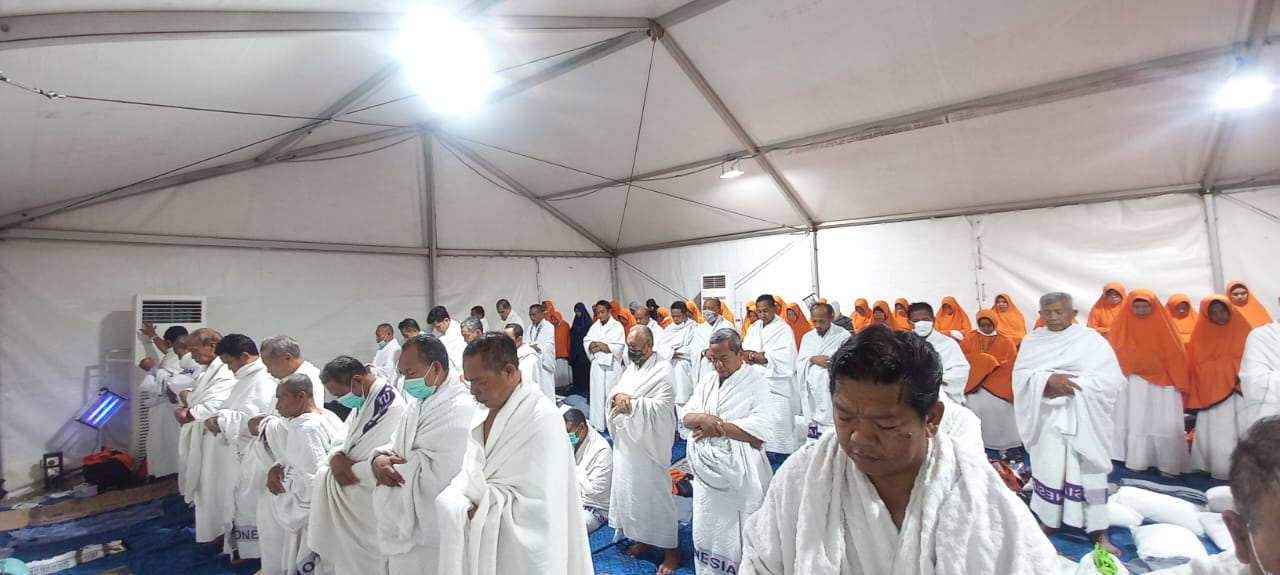 Para jemaah haji asal Kota Madiun menjalani salat Magrib usai melakoni wukuf di Arafah, Kamis (5/6). FOTO: ISTIMEWA/JAWA POS RADAR MADIUN