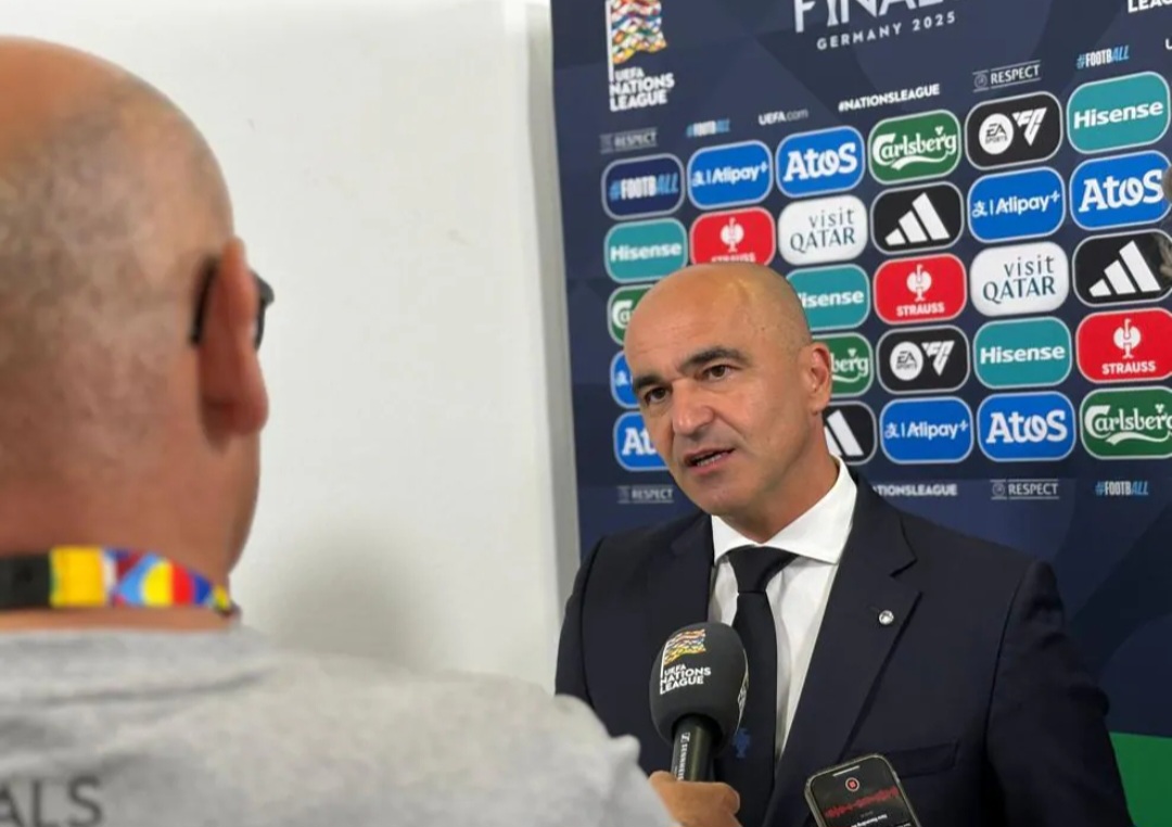 Pelatih kepala Portugal, Roberto Mart&iacute;nez wawancara usai pertandingan.