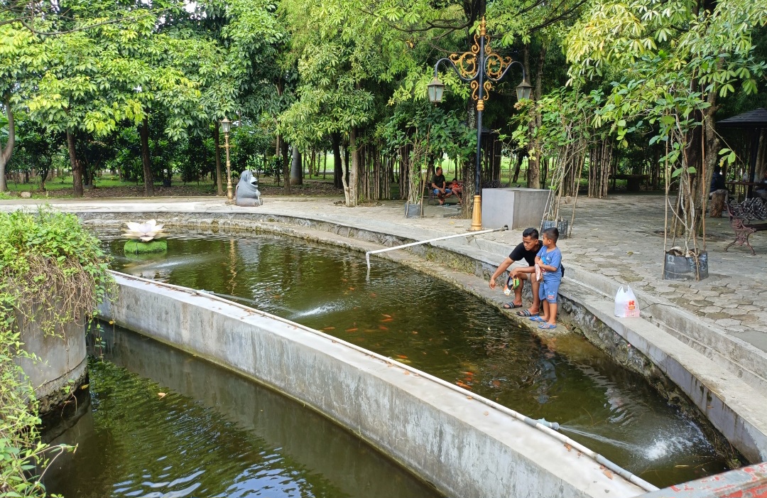 Taman Hutan Kota Madiun jadi tempat favorit menikmati kesejukan alami kota.