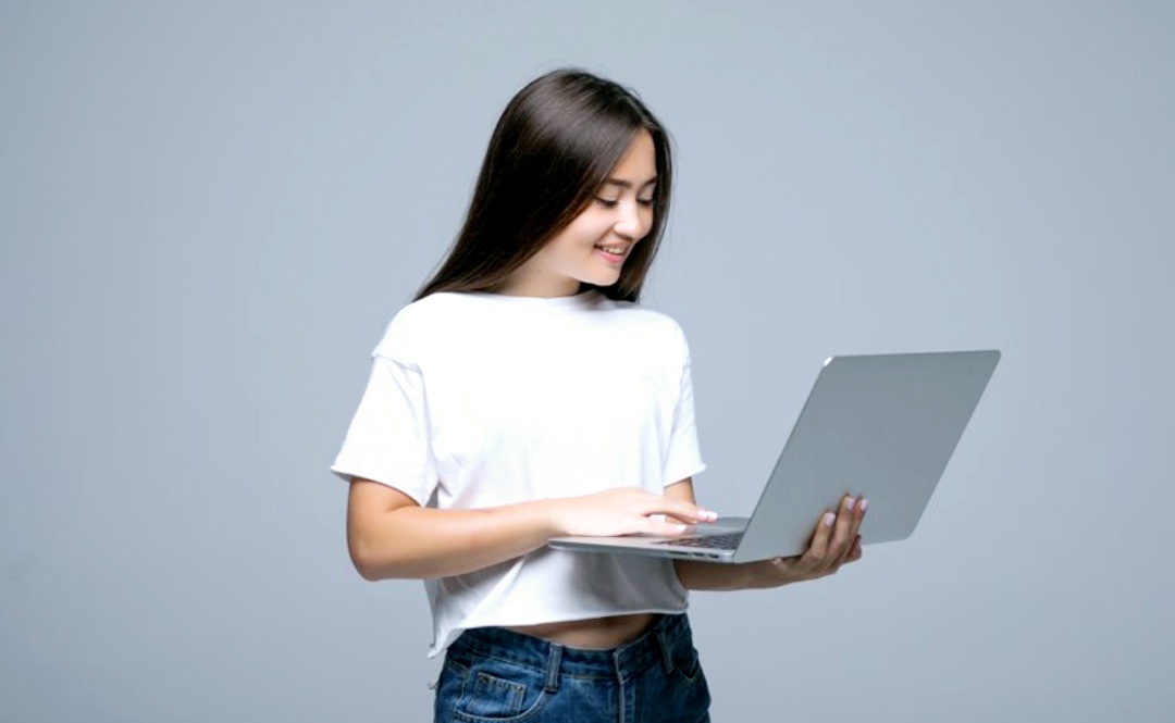 Ilustrasi pemakaian laptop untuk kebutuhan belajar dan harian.