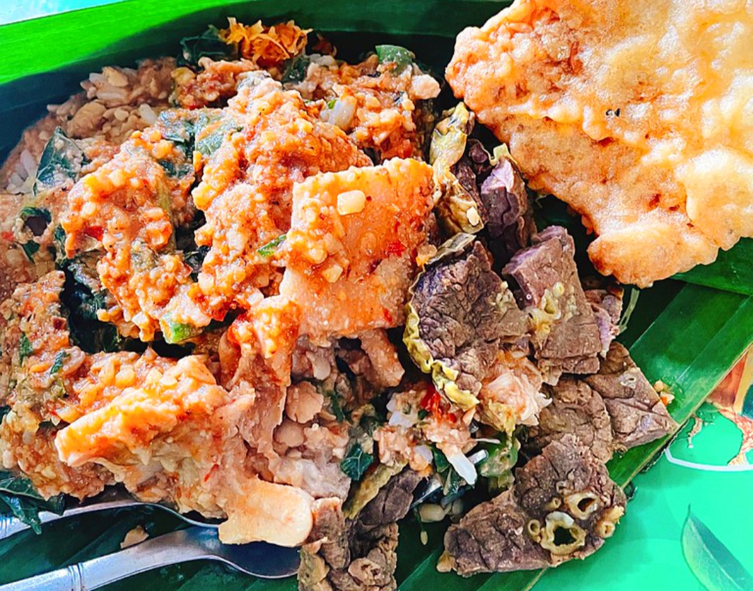 Nasi pecel lethok, kuliner khas Kabupaten Ngawi.