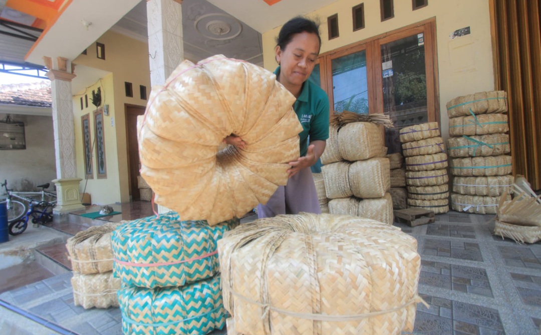 Besek bambu dari Magetan jadi alternatif ramah lingkungan untuk wadah daging kurban.