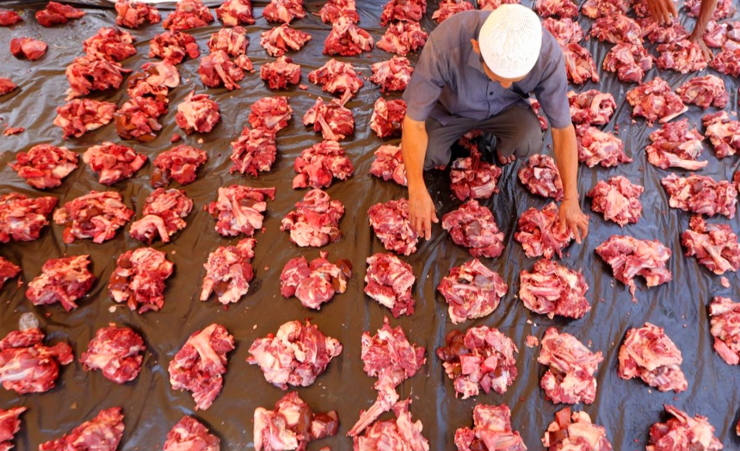 Pembagian daging kurban.