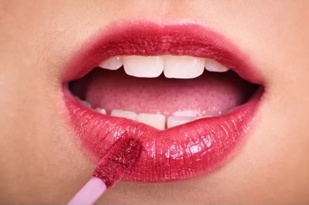 Ilustrasi rekomendasi lipstik Inez cocok untuk bibir hitam.
