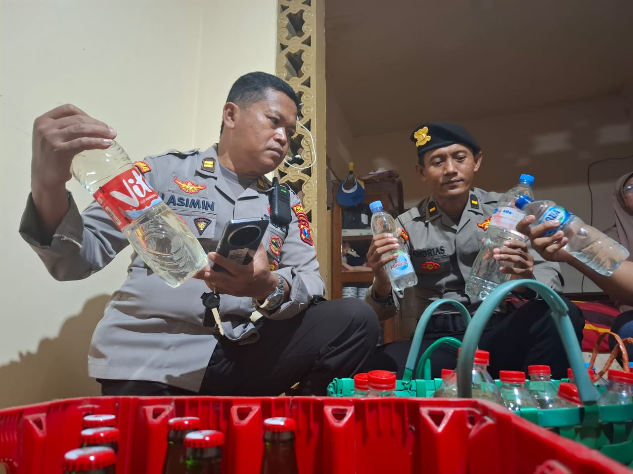 Petugas Polsek Taman menggerebek rumah warga di Josenan, menyita 36 liter arak jowo dan 9 liter bir. FOTO: ANGGIYAN BAYU/RADAR MADIUN