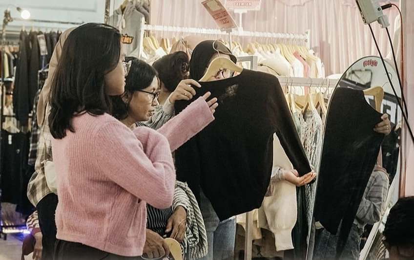 Ilustrasi tips berburu barang thrift Madiun.