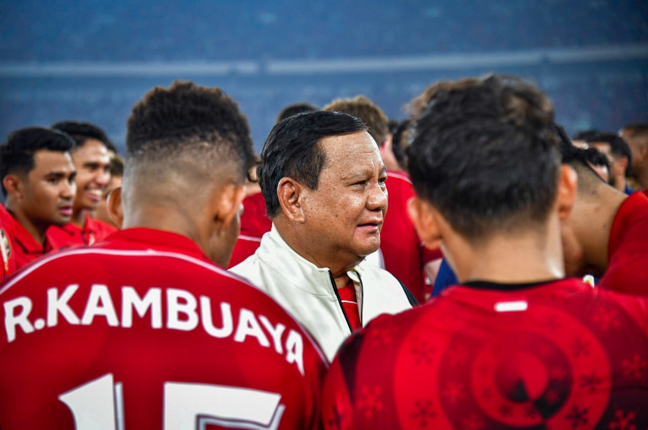 Presiden Prabowo Subianto berbincang dengan para pemain Timnas Indonesia usai laga vs China, Kamis 5 Juni 2025.