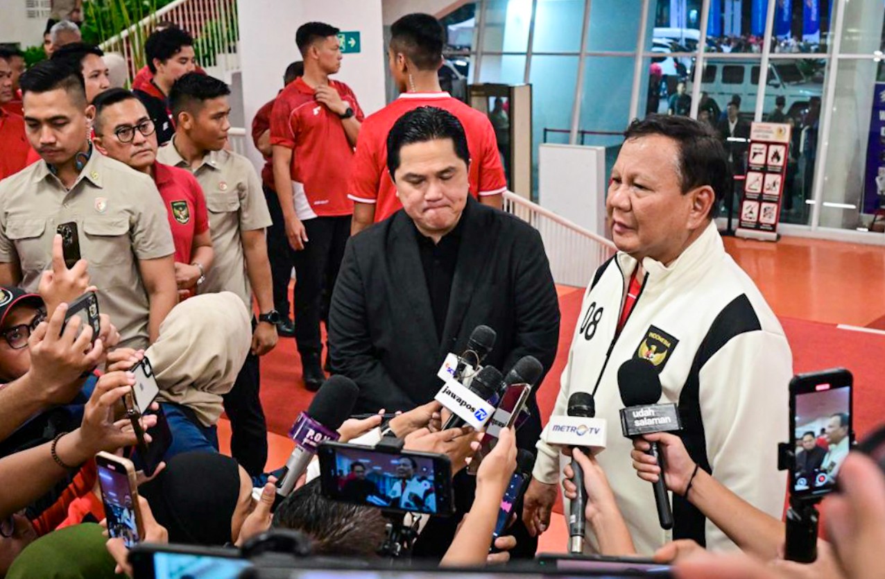 Presiden Prabowo Subianto didampingi Ketum PSSI Erick Thohir usai laga Indonesia vs China.