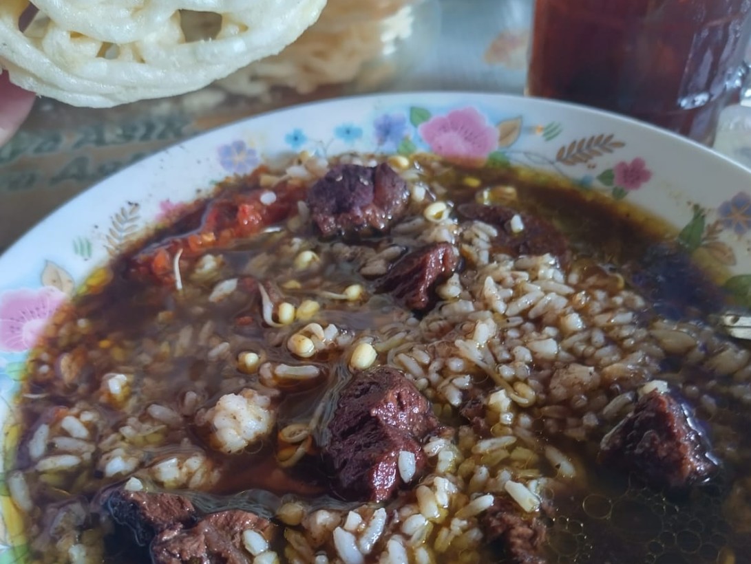 Sajian sepiring rawon di Warung Pak Man Uyuk.