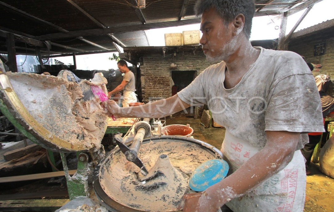 Proses penggilingan daging di jakarta.