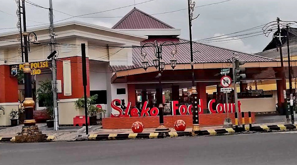 Salah satu pusat kuliner di Kota Madiun ada di Pasar Sleko Madiun atau kini diberi nama Sleko Food Court.