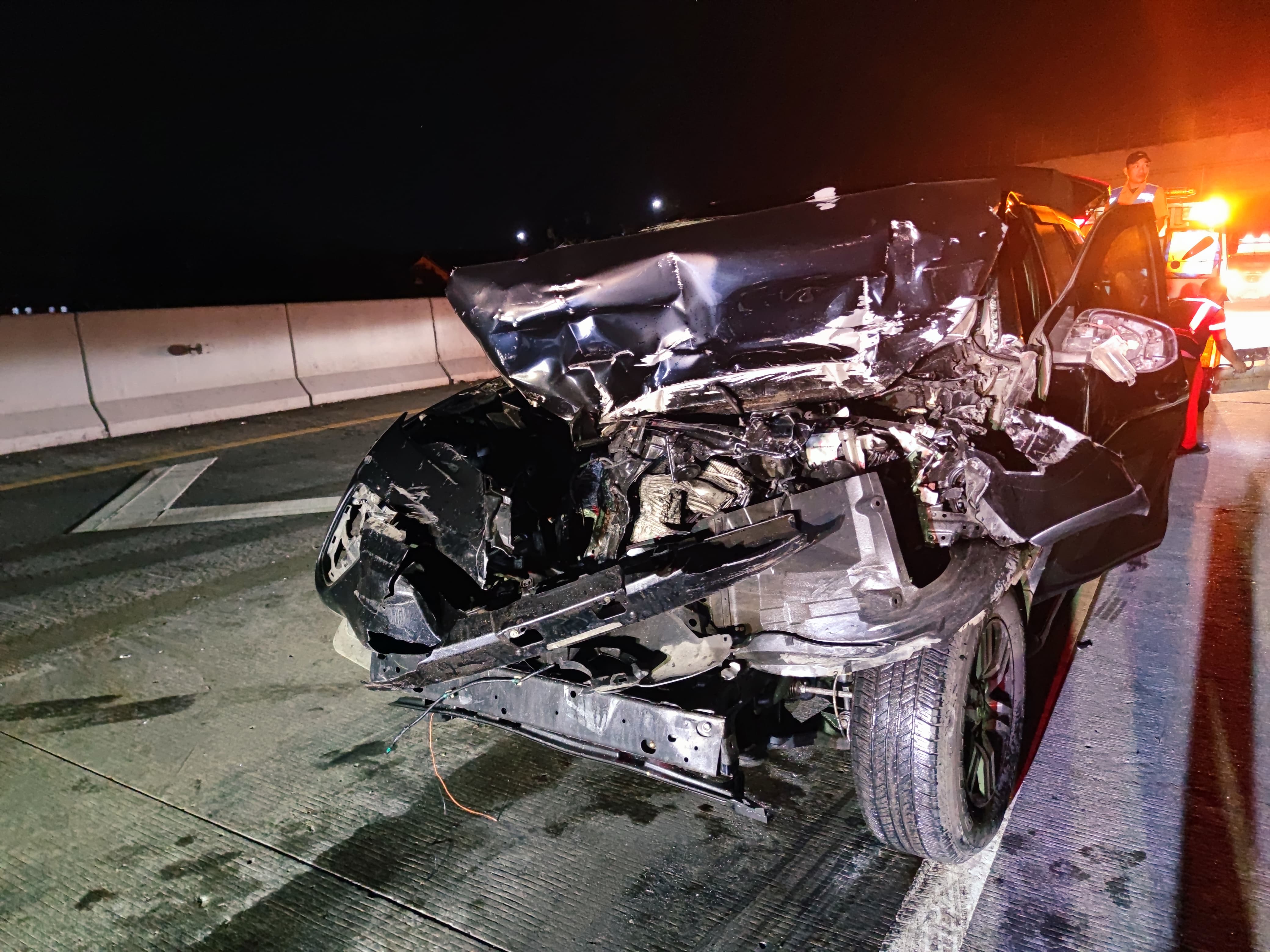 Mobil Toyota Fortuner yang ditumpangi Waluyo Jati Sasono, Wakil Ketua DPRD Ngawi ringsek setelah terlibat kecelakaan di Tol Ngawi-Solo, Sragen, Jumat (6/6). FOTO: ISTIMEWA