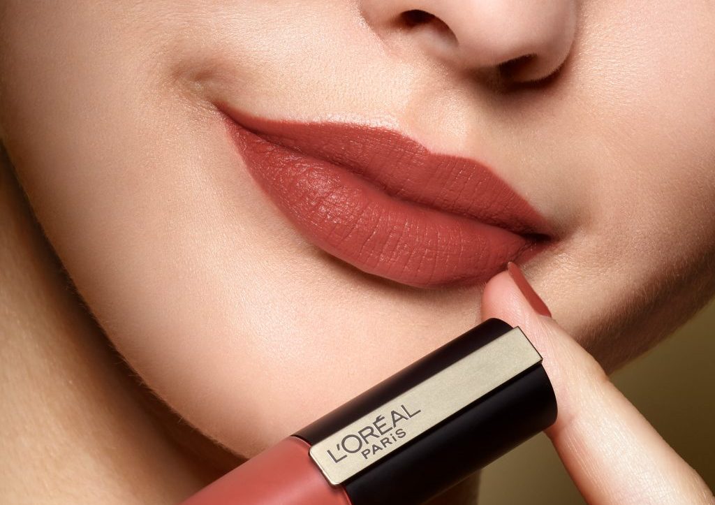 Ilustrasi varian lipstik LOreal yang hasil akhirnya matte menawan.