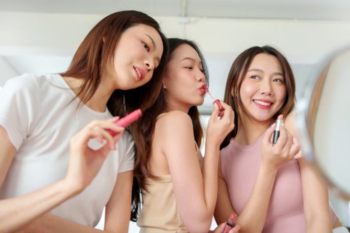 Ilustrasi warna lipstik untuk remaja usia 17 tahun yang natural.