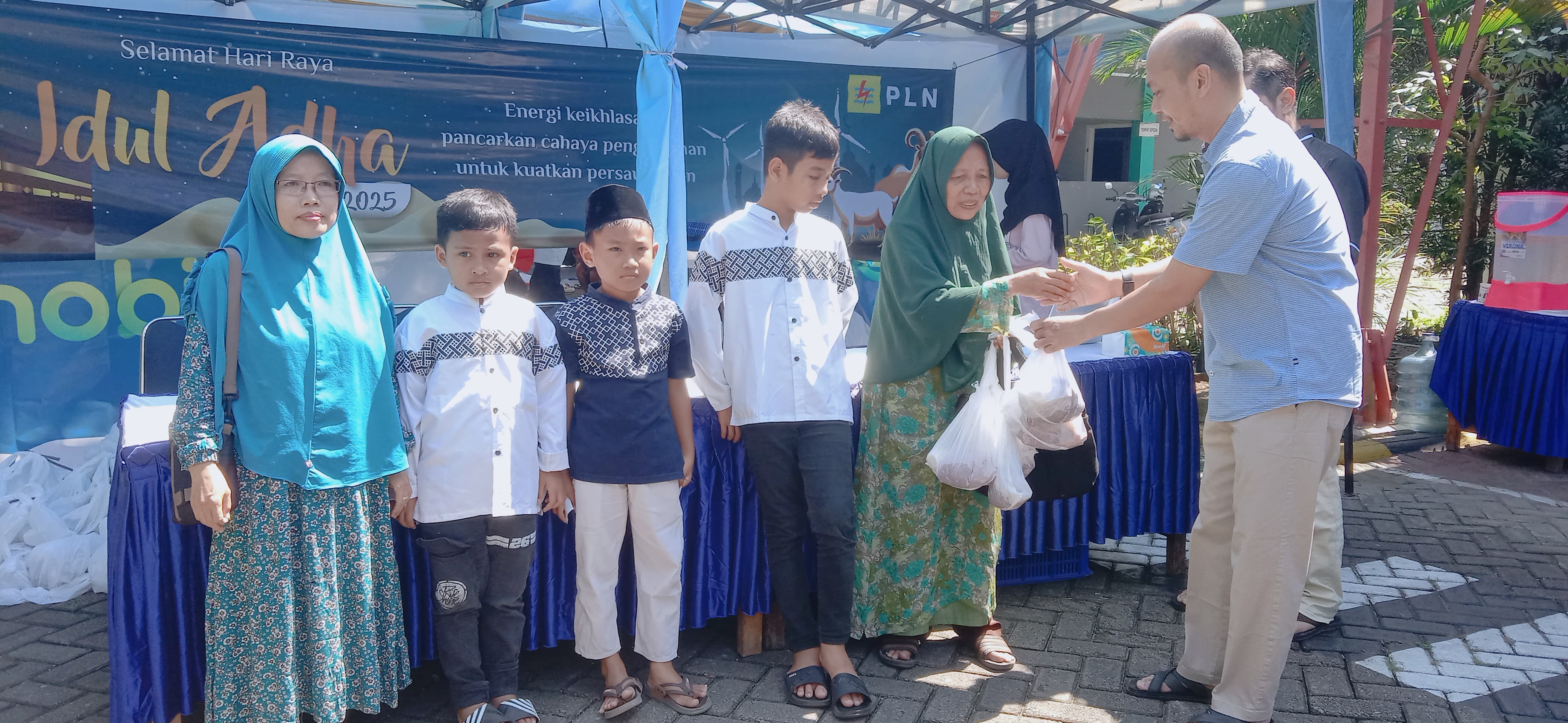 PLN UP3 Madiun menyembelih sapi kurban di halaman kantor dan membagikannya ke warga sekitar.