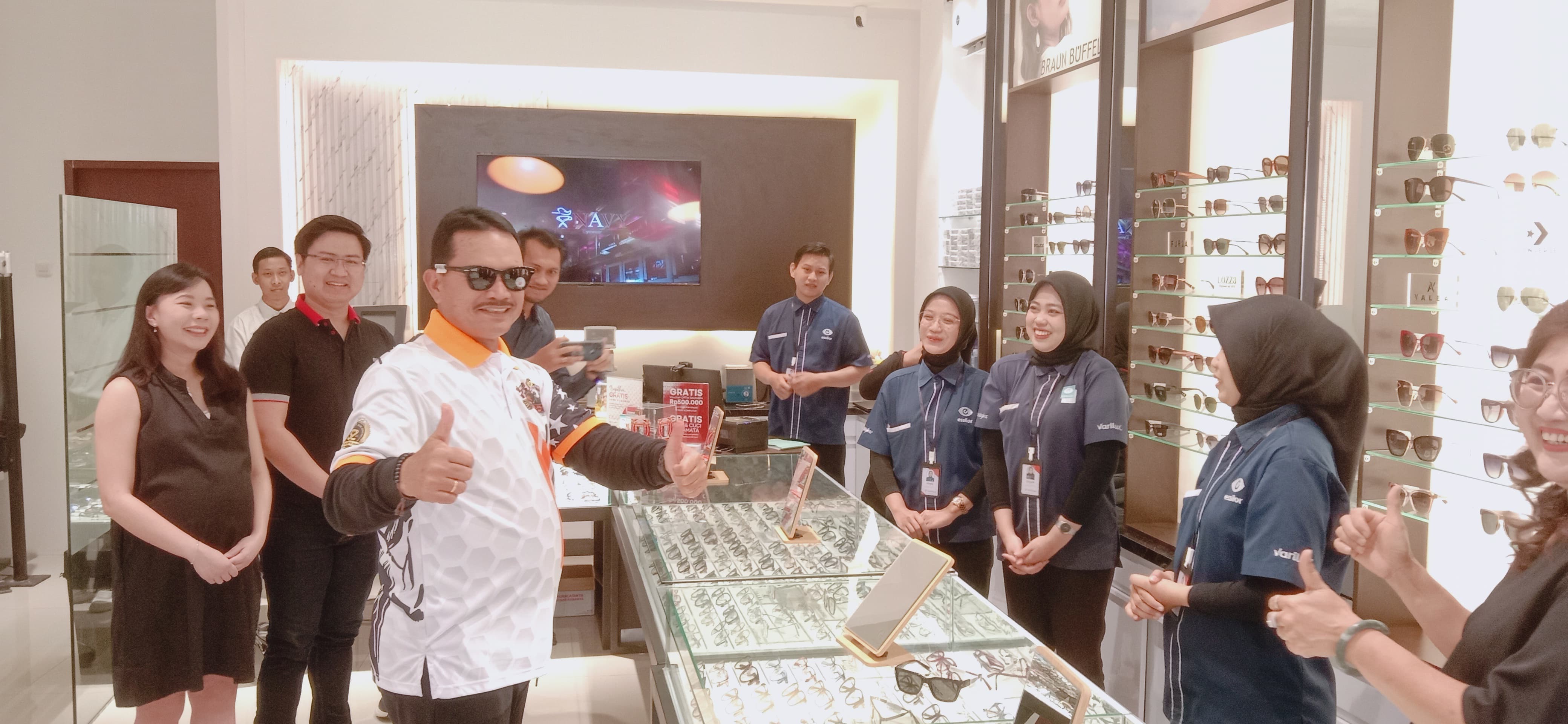 Wali Kota Madiun Maidi tampil keren saat mencoba kacamata di Optik Saudara.
