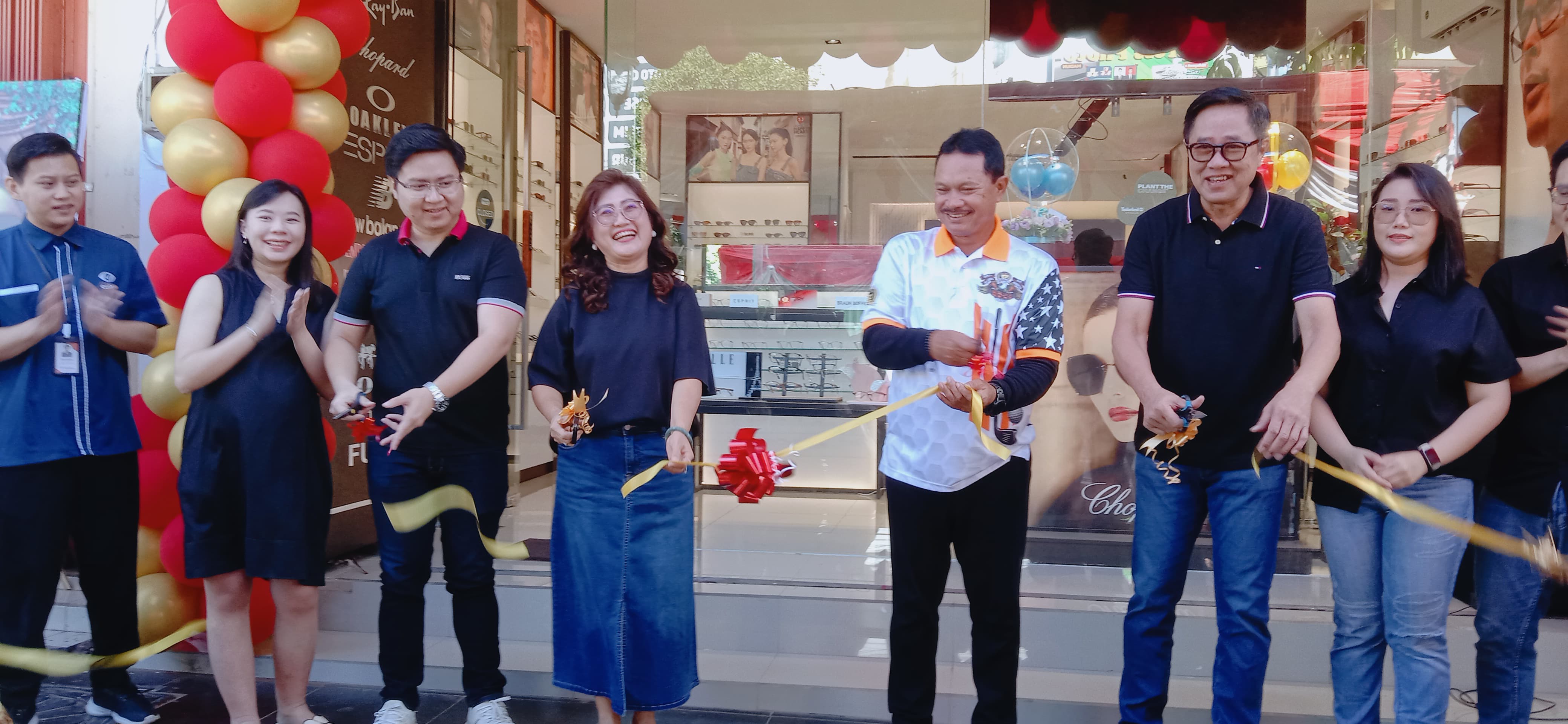 Prosesi potong pita oleh Wali Kota Madiun Maidi dan Willy Candra Hartono, Owner Optik Saudara.