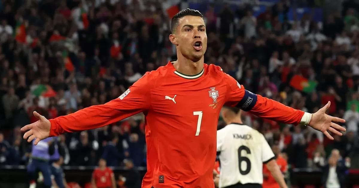 Cristiano Ronaldo mencetak gol untuk Timnas Portugal.