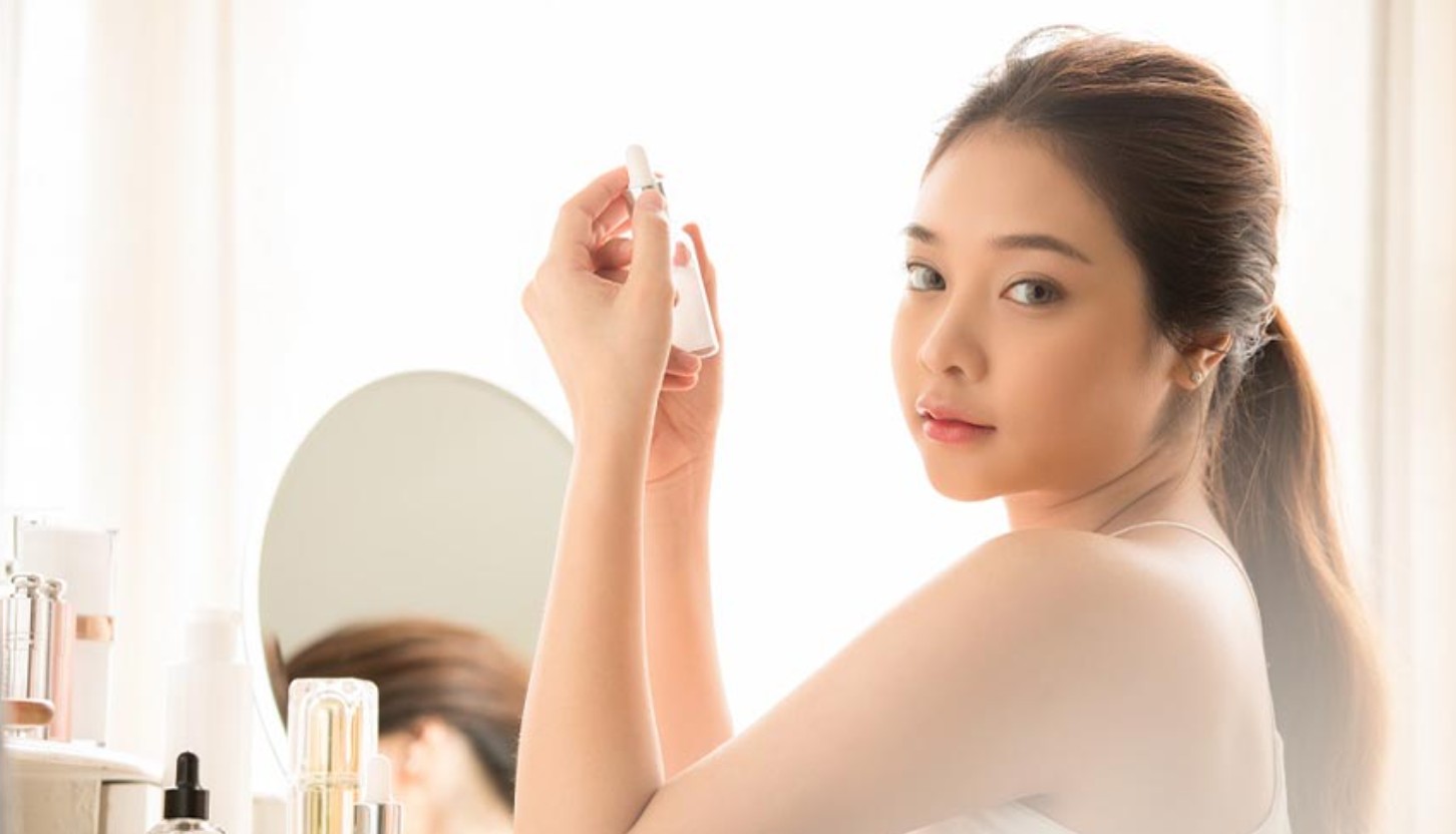 Ilustrasi memakai serum niacinamide untuk membuat kulit cerah dan glowing.