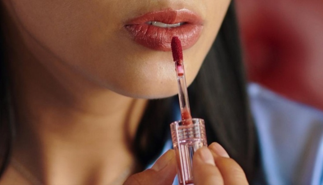 Ilustrasi trik memakai lipstik matte agar tidak cepat habis.