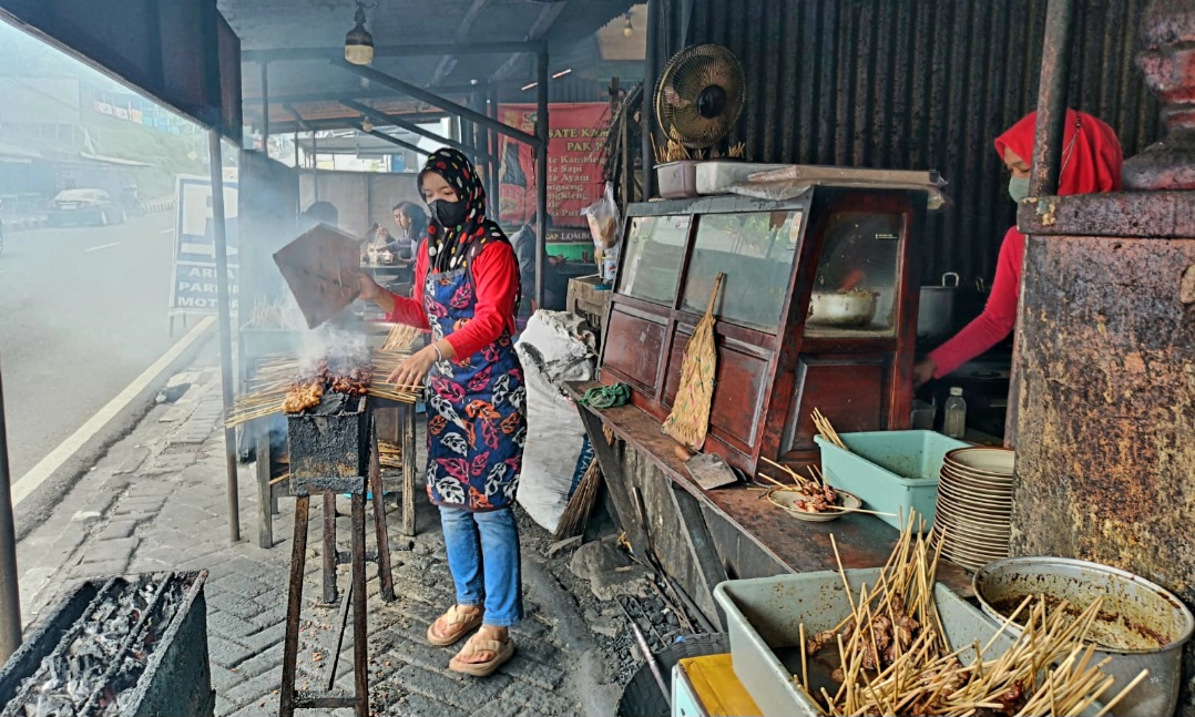 Sate kambing Pak Pur Tawangwangu selalu jadi jujukan wisatawan.