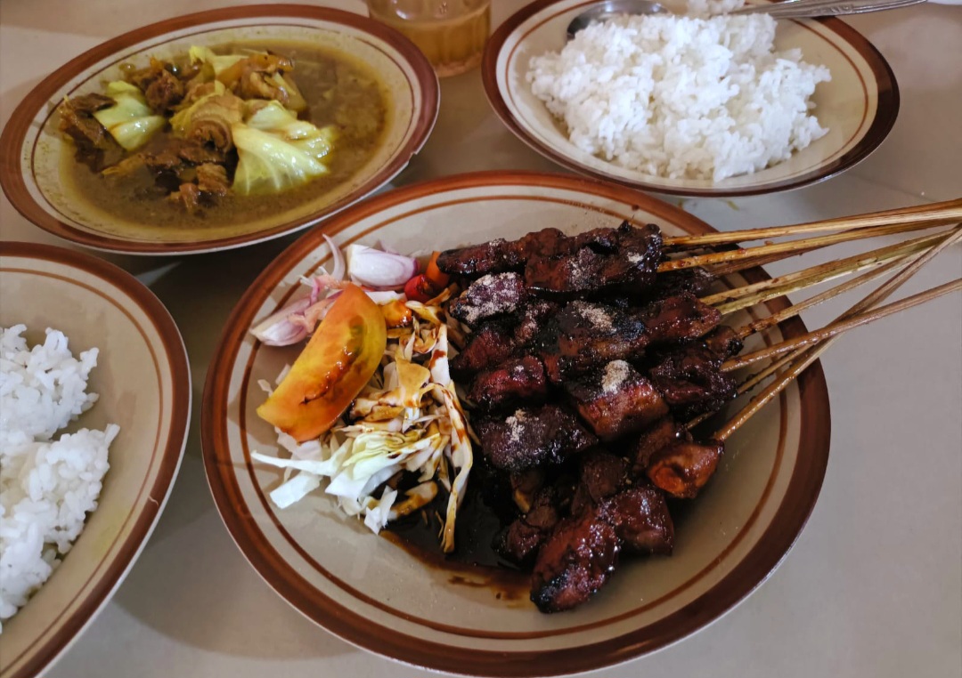 Lezat dan tidak prengus jadi ciri khas sate kambing Pak Pur, harganya juga bersahabat.