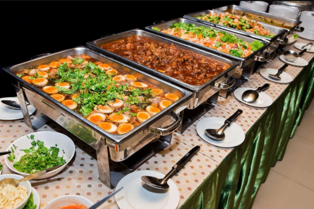 Ilustrasi menu makanan prasmanan pesta pernikahan.