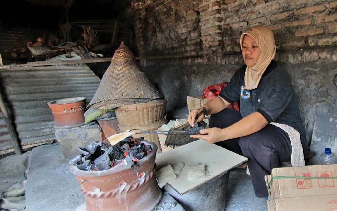 Proses pembuatan Jerangking tradisional dari adonan beras ketan dan kelapa yang dijemur sebelum dipanggang.