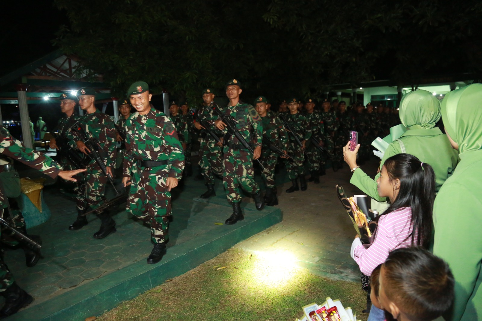 Tangis haru menyambut 400 prajurit Raider 501/BY yang kembali ke markas di Madiun setelah 10 bulan bertugas di Papua Barat. FOTO: BAGAS BIMANTARA/RADAR MADIUN