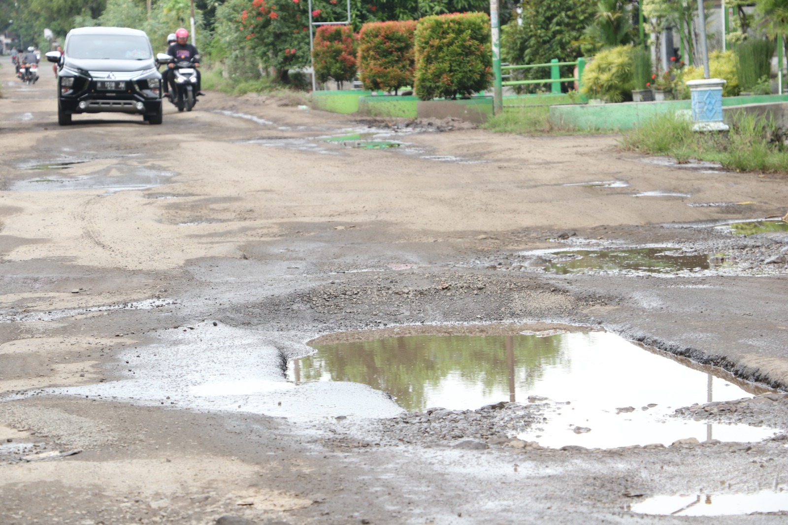Jalan rusak di Ponorogo mencapai sepanjang 277 kilometer. DPRD meminta pemkab untuk secepatnya melakukan perbaikan. FOTO: SUGENG DWI N/RADAR PONOROGO