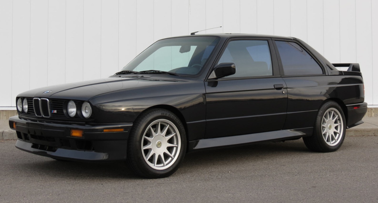 BMW E30 yang terkenal di film Catatan Si Boy.