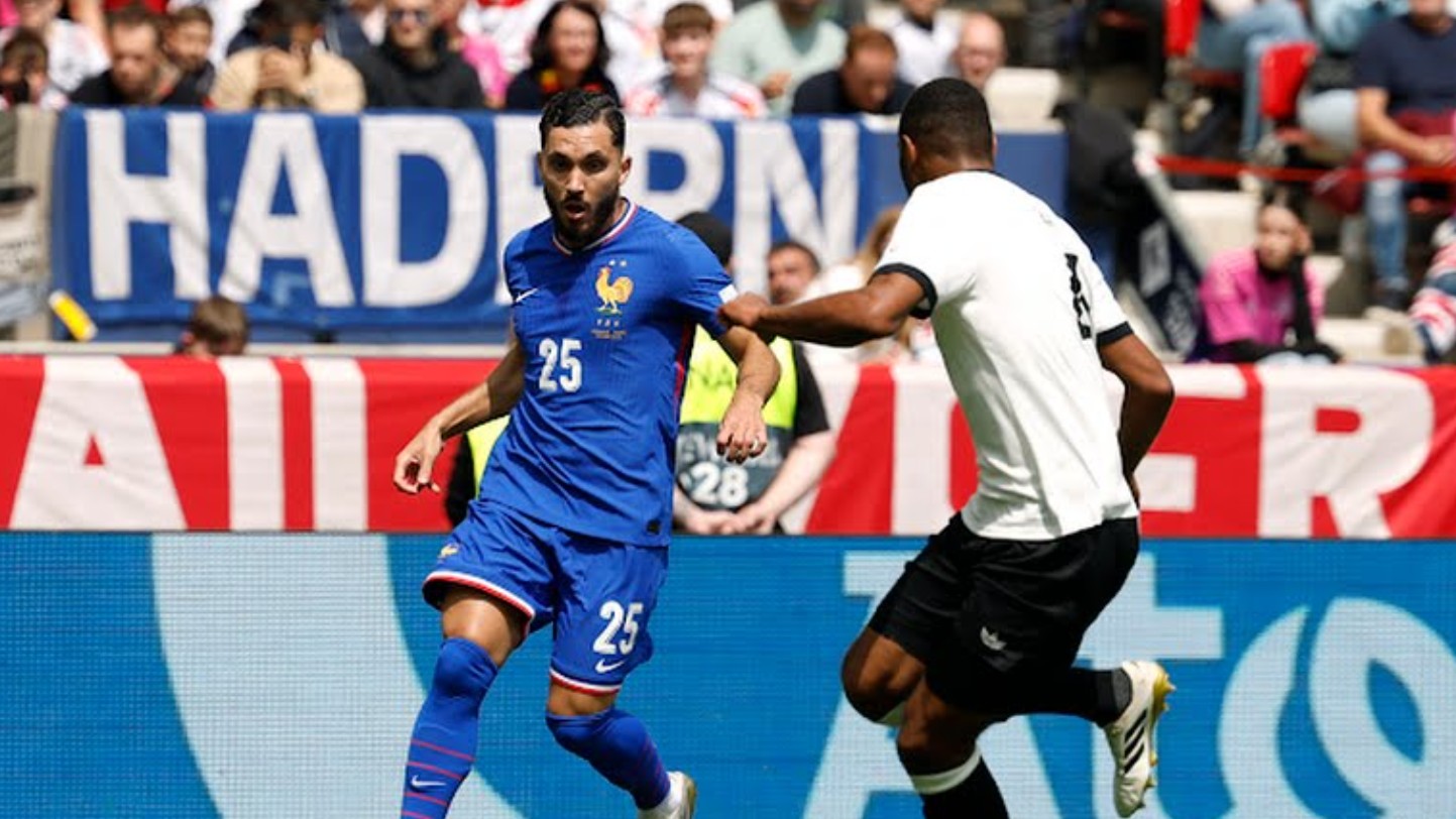 Aksi pemain Prancis Rayan Cherki mencoba melewati bek Jerman Jonathan Tah.