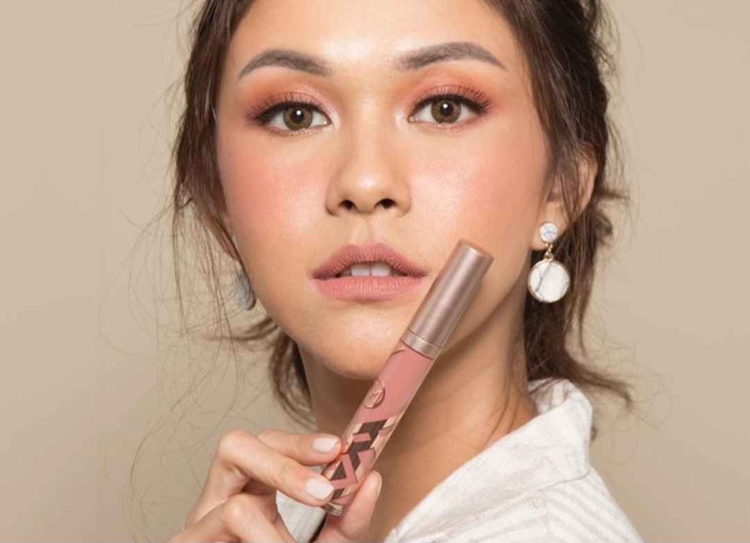 Ilustrasi rekomendasi lipstik matte brand aktris lokal salah satunya Nana Mirdad.