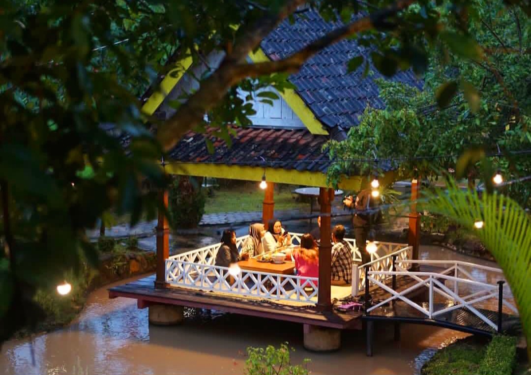 Syam Warung Caping Gunung menawarkan pengalaman makan di alam terbuka dengan menu khas pedesaan.