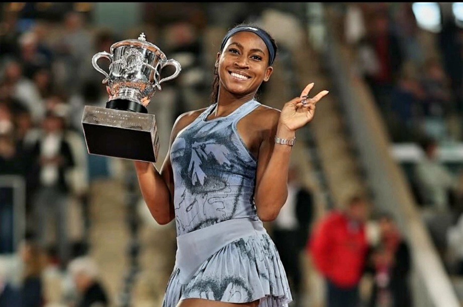 Coco Gauff merayakan kemenangan bersejarahnya usai menaklukkan Aryna Sabalenka dalam laga final Roland Garros 2025.