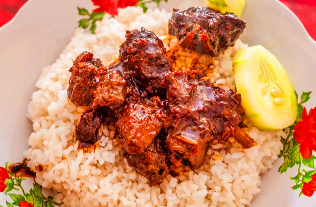 Rica-Rica Menthok khas Bu Win Dasun tersaji dengan bumbu pedas menggoda, cocok untuk pencinta kuliner ekstrem.