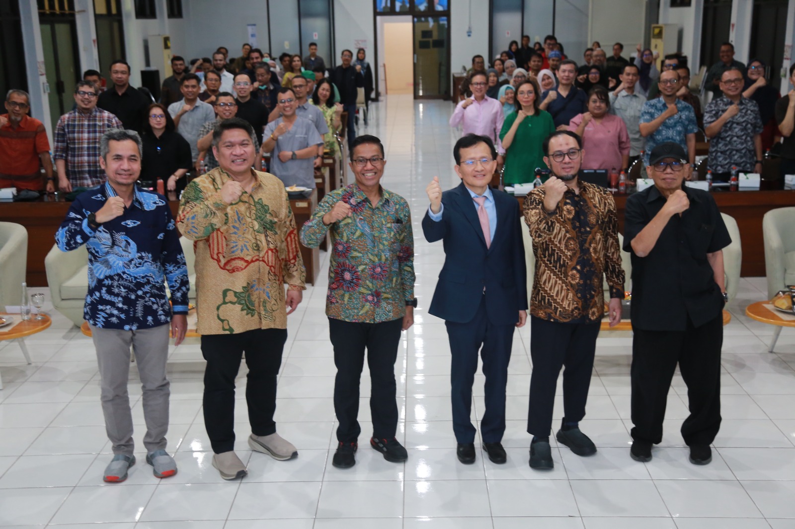 Direktur RSUD dr Soedono Madiun dr Ananda Haris, Sp. BS bersama dengan&nbsp;Prof. Moon Dong Eun, Ph.D, FIPP dalam acara&nbsp;Symposium Internasional pada Sabtu (7/6). FOTO: BAGAS BIMANTARA/RADAR MADIUN