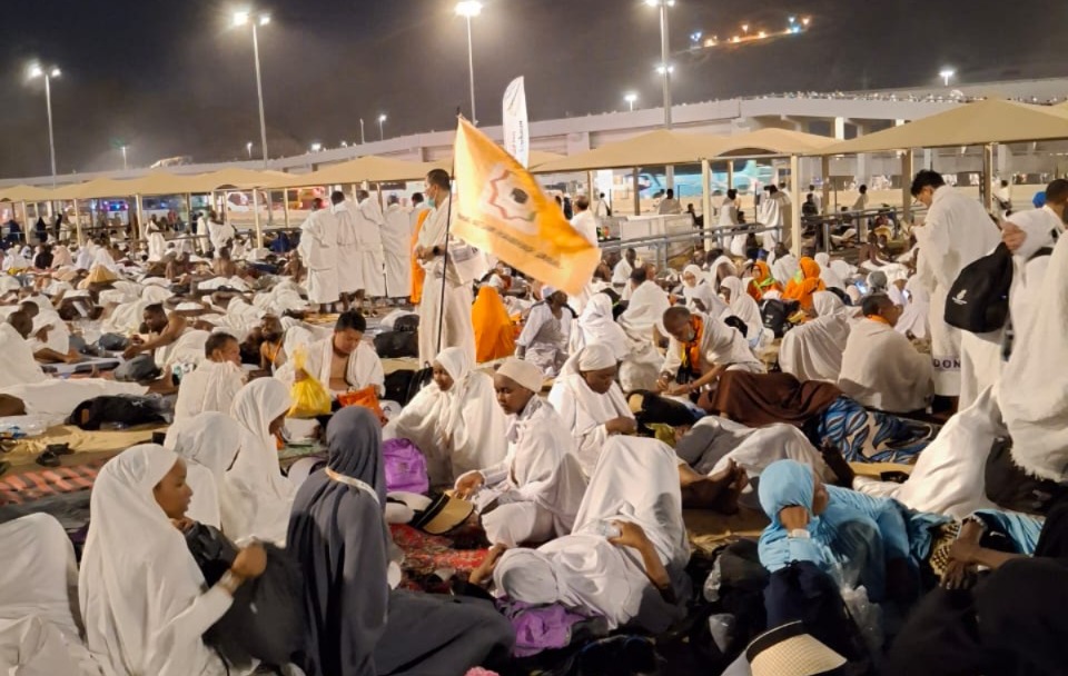 Para jemaah haji dari Kota Madiun bersama dengan yang lainnya ketika bermalam di Mina sebelum melaksanakan proses lempar jumrah.