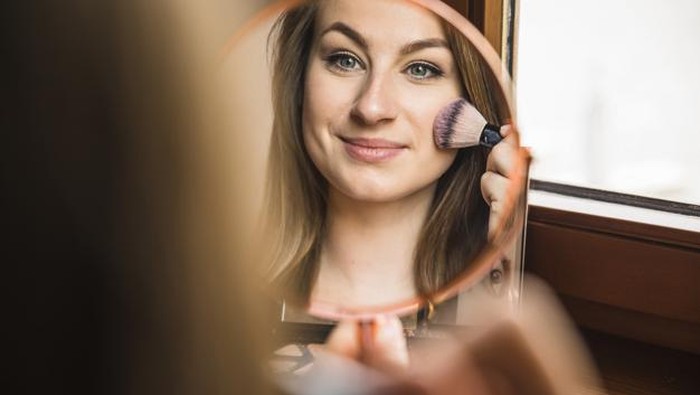 Ilustrasi rekomendasi blush on terbaik jenis powder, cream, dan liquid.
