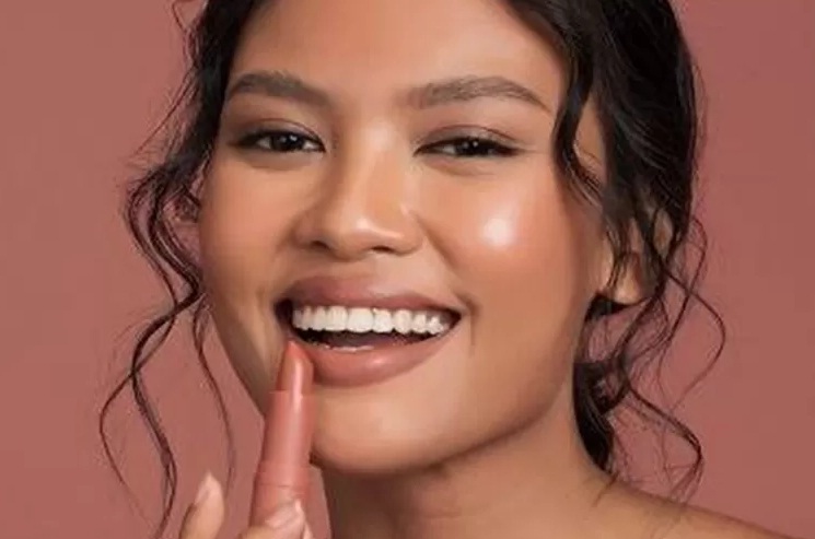 Ilustrasi pilihan warna lipstik nude untuk kulit gelap.