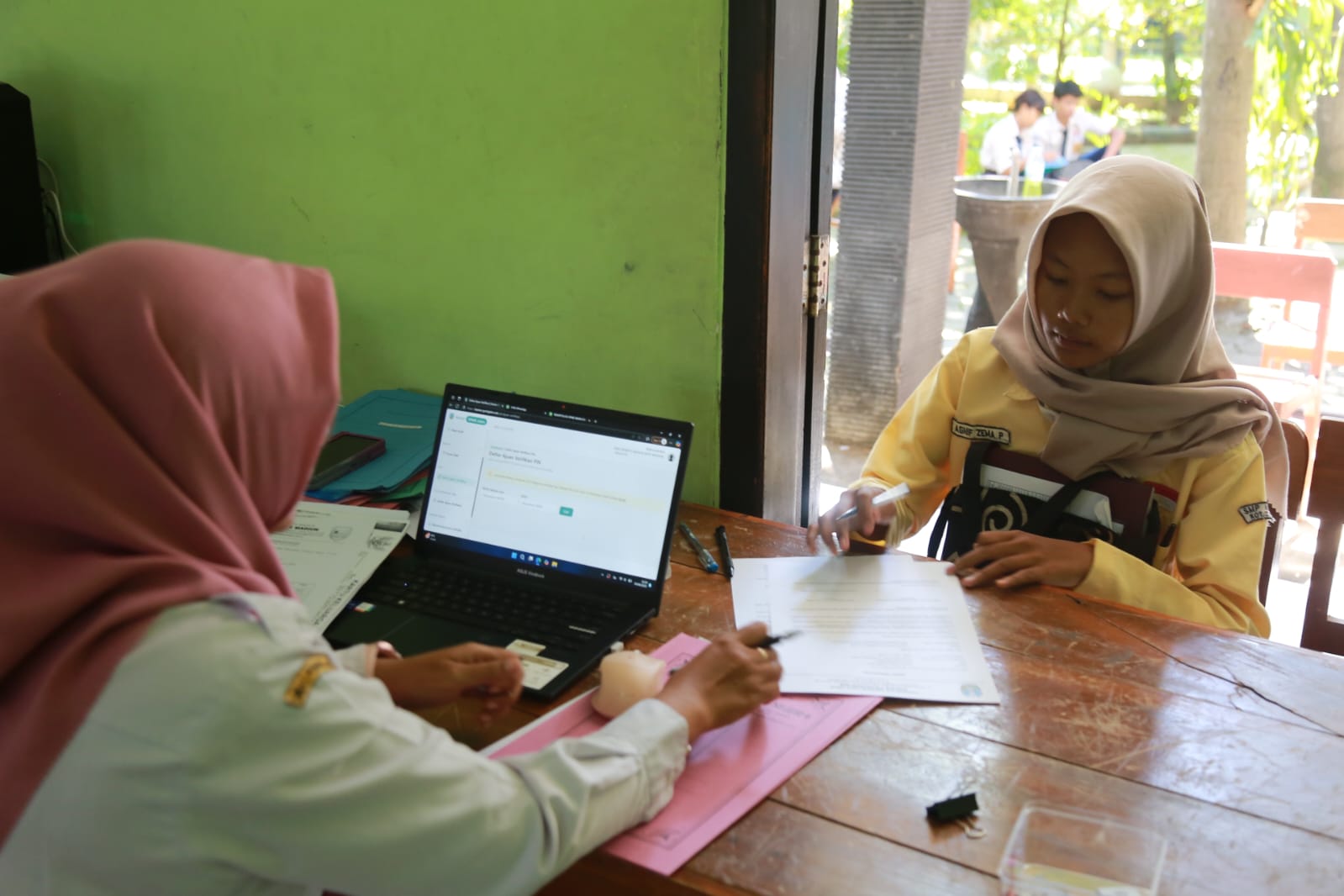 Proses verifikasi dan validasi dokumen di salah satu SMA di Kota Madiun.