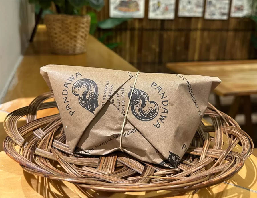 Pandawa Restoran Indonesia, menyajikan kuliner Nusantara di jantung Kota Sydney. Salah satunya adalah nasi bungkus yang jadi menu andalan selain Iga Penyet.