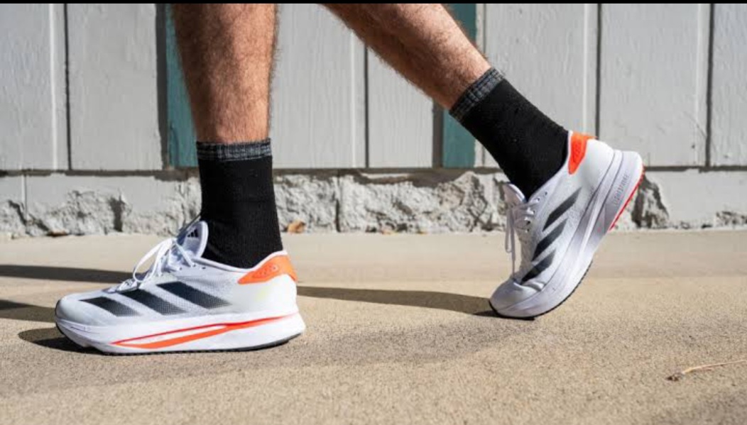 Ilustrasi sepatu lari Adidas terbaik untuk daily run.