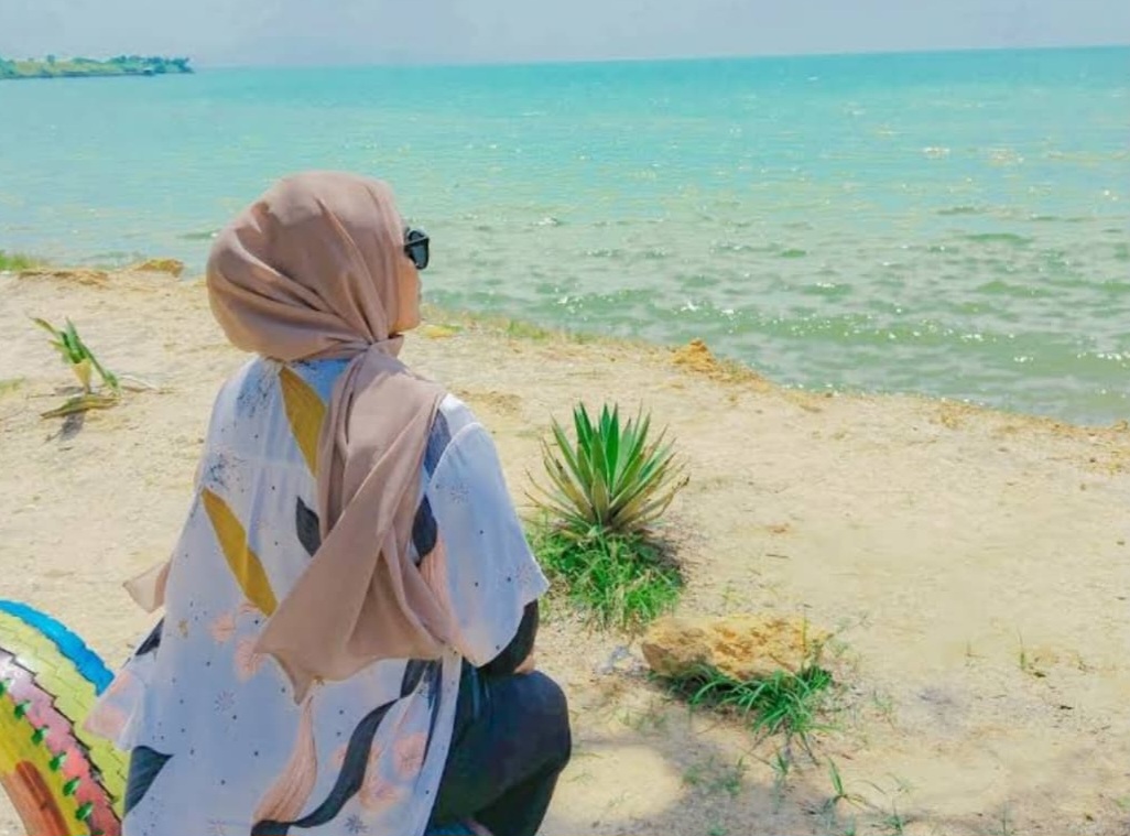 Pantai Maldives di kawasan Paciran mengadopsi nuansa tropis ala Maladewa.